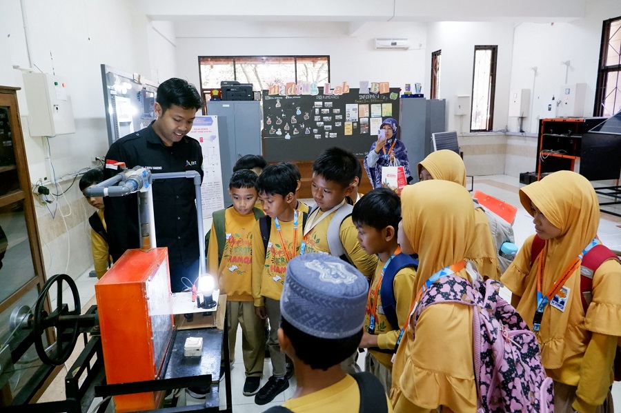 Mengenal Energi Terbarukan, Siswa MI Alam Hamqa Kunjungi PLTS dan Laboratorium ITN Malang